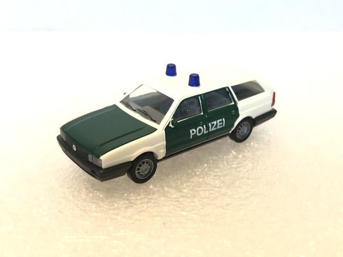 Busch 48103 VW Passat Variant Polizei (grün dunkel) Maßstab 1:87 HO