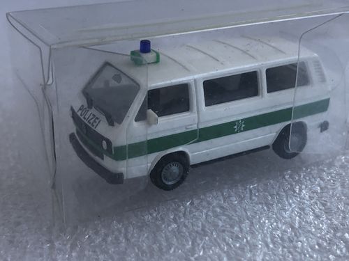 Herpa 180887 VW Bus T3 Polizei Bayern im Maßstab 1:87 H0 in einer VP