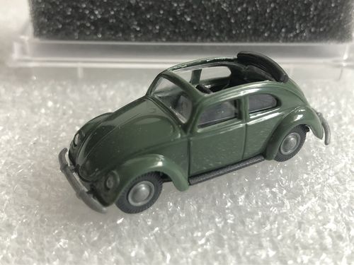 Praline 2731 VW Käfer Brezel mit Faltdach offen "olivgrün" Maßstab 1:87 H0 in VP